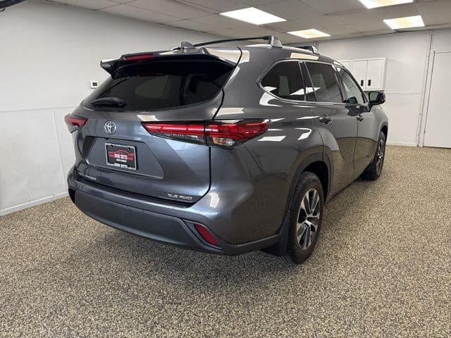 Photo 4 of 2022 Toyota Highlander XLE