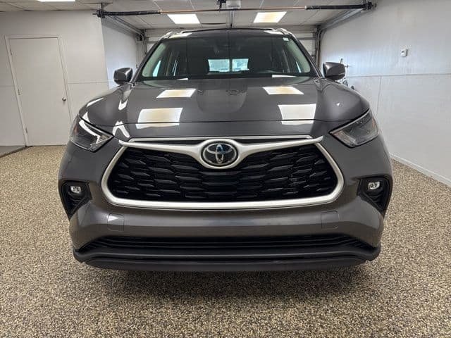 Photo 2 of 2022 Toyota Highlander XLE