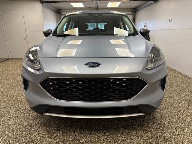 Photo 2 of 2022 Ford Escape SE