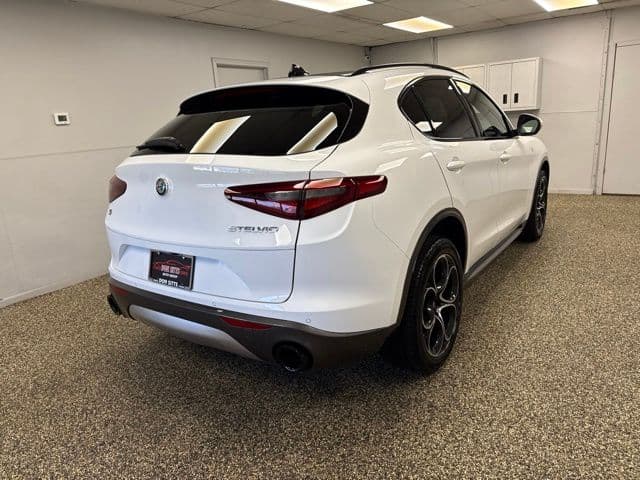 2023 Alfa Romeo Stelvio Ti - Image 4