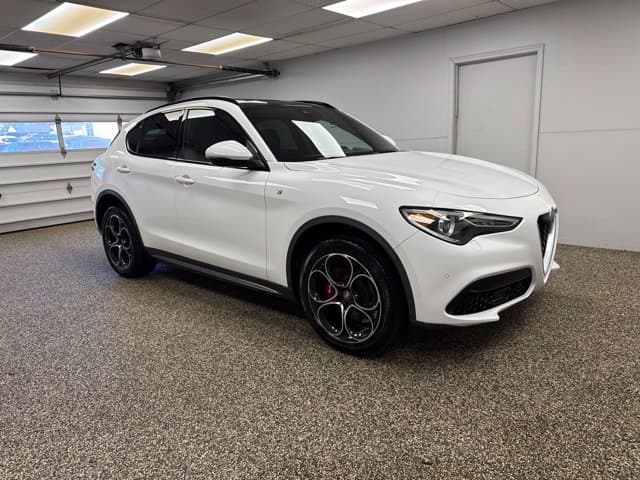 2023 Alfa Romeo Stelvio Ti - Image 3