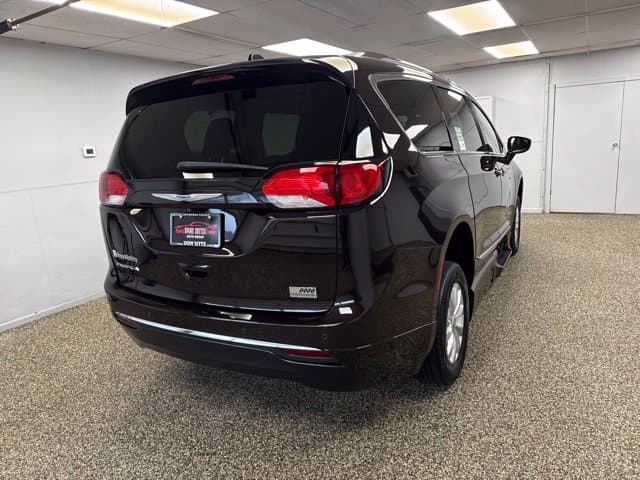 Photo 5 of 2018 Chrysler Pacifica Touring L