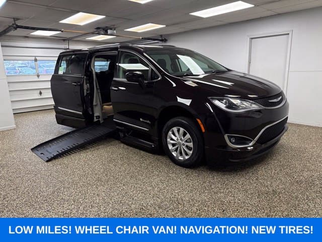 Photo 1 of 2018 Chrysler Pacifica Touring L