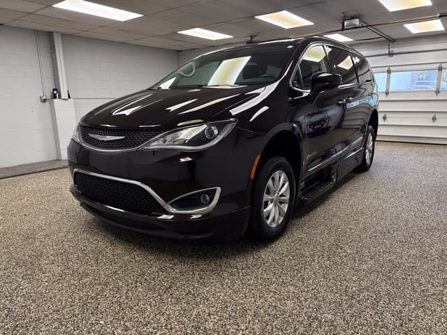 Photo 2 of 2018 Chrysler Pacifica Touring L